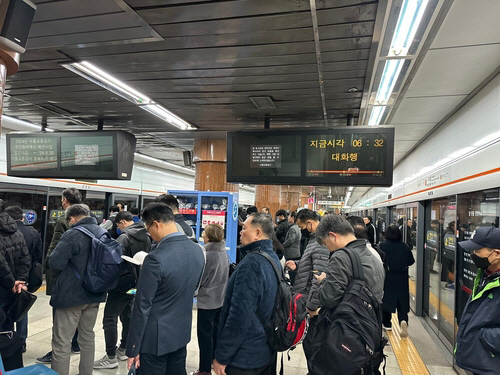 구파발역에서 대기중인 승객들구파발역에서 대기중인 승객들. <연합뉴스>